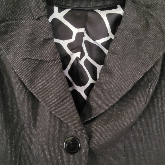 Takara. Women's Crop Pin Stripe Blazer. Dark Gray. Size Large. - Picture 4 of 5